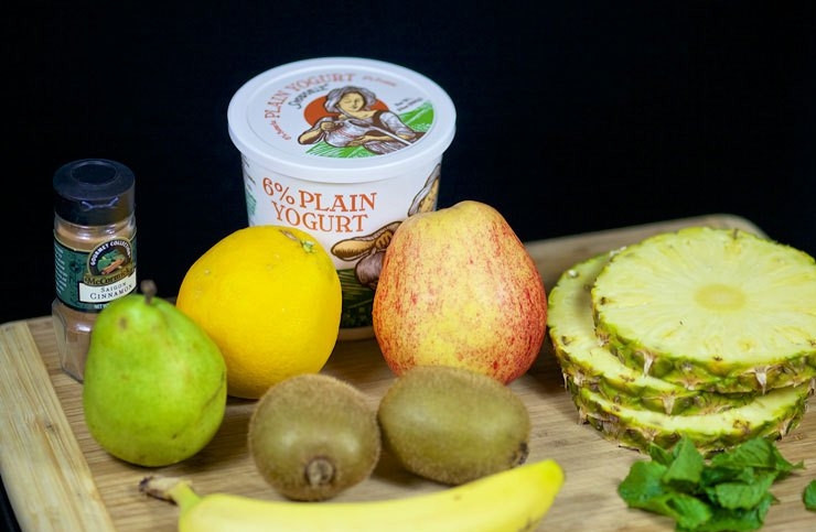 1. Этап. Фруктовый салат Витамин: 1. Промойте все фрукты под проточной водой. Очистите их от кожуры.