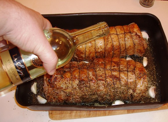 1. Этап. Свинина в белом вине: 4. Выкладываем на противень, заливаем вином и отправим в разогретую до 180 градусов духовку на полтора часа.