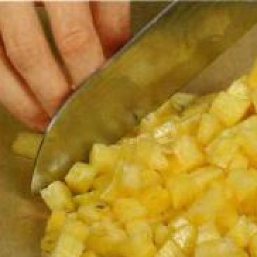 1. Этап. Салат из ананаса с креветками: Ананас очистить, нарезать кубиками.