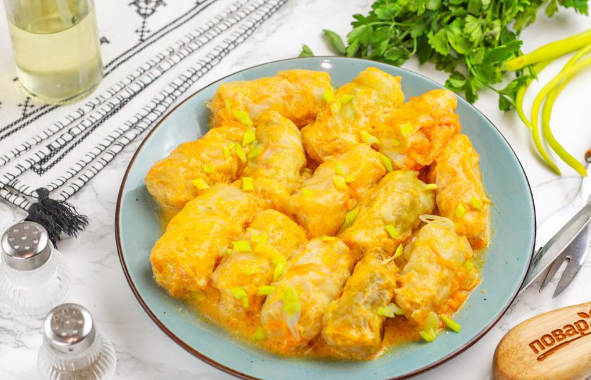 1. Этап. Замороженные голубцы на сковороде: Выложите горячие голубцы на тарелки и полейте их заливкой. По желанию можно присыпать блюдо измельченной зеленью. Приятного вам аппетита!