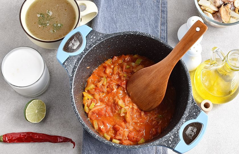 1. Этап. Суп из коктейля морепродуктов: Выложите рубленые помидоры в собственном соку и тушите 5 минут на медленном огне. Можно добавить ложечку сахара для сбалансированного вкуса.