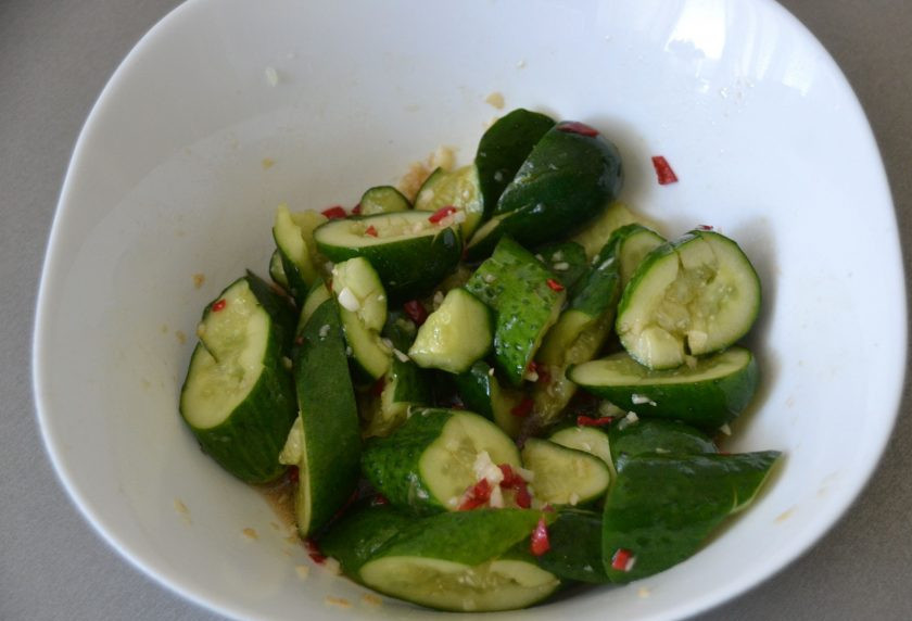 1. Этап. Битые огурцы по-китайски: Выложите в остро-пряную смесь огурцы и хорошо встряхните. Огурцы следует промариновать от нескольких часов до трех суток.