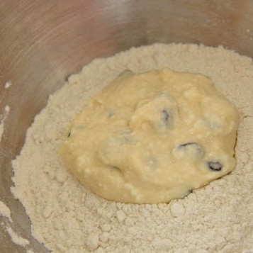 1. Этап. Вкусные сырники: Из получившегося густого теста сформировать сырники, обвалять их в небольшом количестве муки.