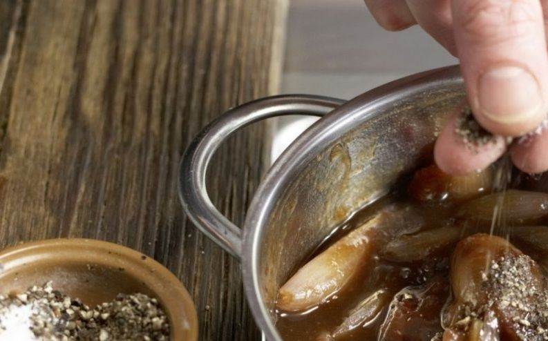 1. Этап. Бальзамический соус: Посолите и поперчите соус. Тщательно все перемешайте и доведите массу до кипения. Добавьте орешки и снимите с огня. Затем остудите и подавайте к столу.