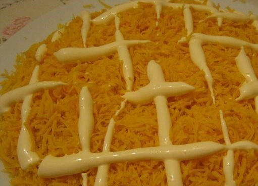 1. Этап. Салат из печени трески слоями: 8. Покройте все слоем майонеза (я делаю майонезную сеточку).