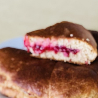 Сконы из цельнозерновой муки со сливой