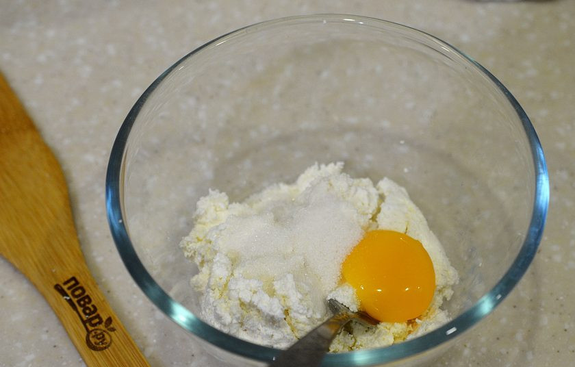 1. Этап. Сырники с рисовой мукой: 2. Добавьте соль, сахар и яйцо.