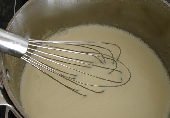 1. Этап. Лазанья с брокколи: 2. Когда мука немного обжарится в масле до золотистого цвета, добавить немного молока и тщательно перемешать.