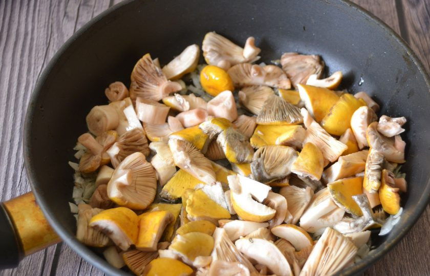 1. Этап. Суп из сыроежек: Положите в сковороду очищенные от лесного мусора сыроежки, которые были предварительно замочены на 2-3 часа в холодной воде.