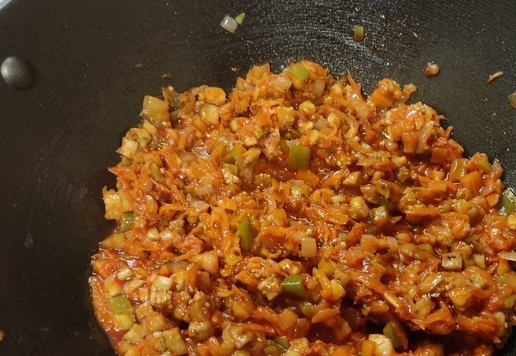 1. Этап. Жареная капуста с баклажанами и перцем: Хорошо перемешиваем и жарим буквально 3-5 минут, поскольку овощи уже полуготовые.