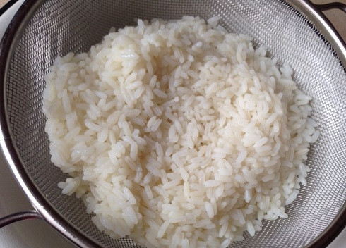 1. Этап. Крабовый салат обычный: Откидываем сваренный рис на дуршлаг, промываем холодной водой и оставляем, пусть вся жидкость стечет, а сами пока займемся остальными ингредиентами.