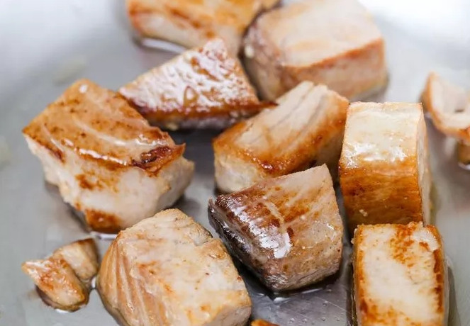 1. Этап. Рыбный салат: 3. Нарезаю рыбу крупными кусочками и перекладываю в салатник.