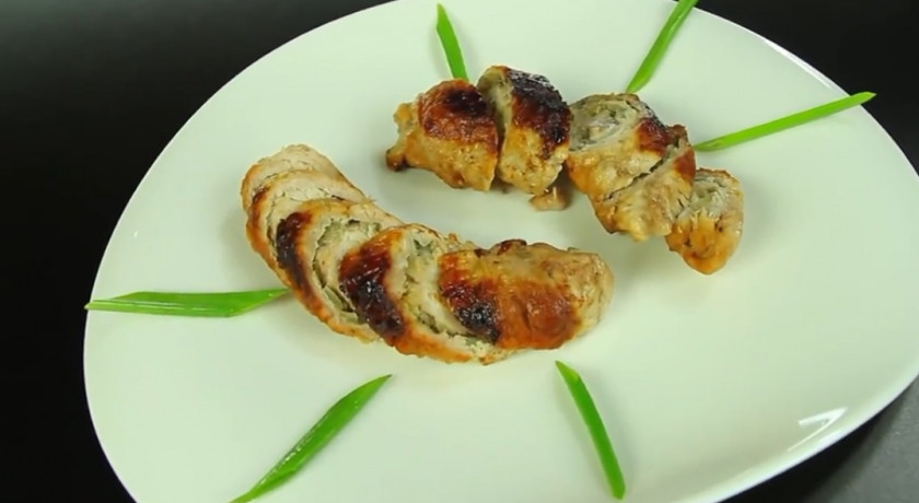 1. Этап. Мясные рулетики с начинкой: Разогрев духовку до 180 градусов на противень, смазанный растительным маслом, выкладываем рулетики и выпекаем 25-30 минут. Перед подачей на стол не забудьте удалить ниточки из рулетиков.