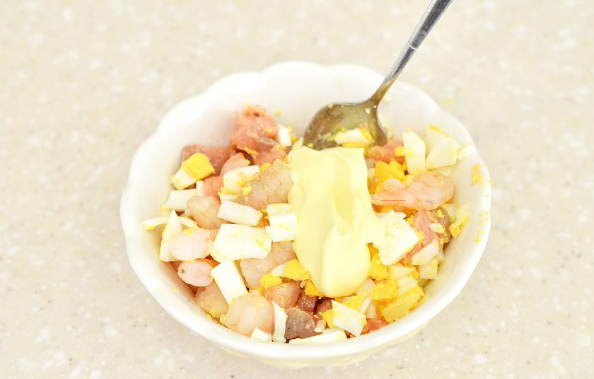 1. Этап. Салат по-царски с семгой и креветками: Заправьте майонезом, посолите и перемешайте.