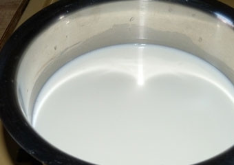 1. Этап. Йогурт в мультиварке: Прокипятите и остудите молоко до 37-40 градусов. Молоко должно быть теплым, но не горячим.