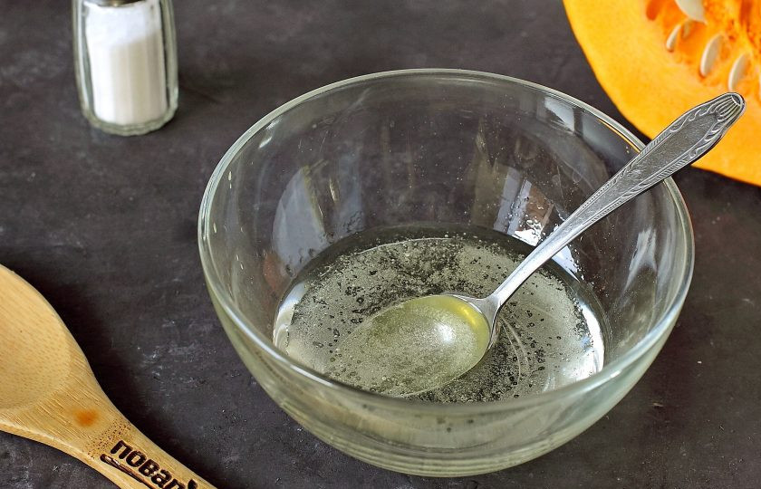 1. Этап. Пирог с тыквой и мясом: В глубокой миске соедините воду и масло. Добавьте 1 ч.л. соли и все перемешайте.