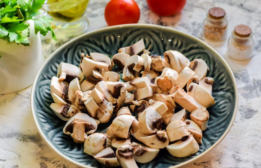 1. Этап. Салат Красная шапочка с помидорами: Шампиньоны сполосните и просушите, нарежьте небольшими кусочками. Поджарьте грибы 4 минуты на растительном масле.