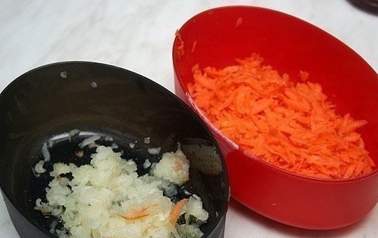 1. Этап. Суп гороховый с сухариками: 6. Оставшуюся половинку лука нарезаю, а морковь измельчаю на мелкой терке, перец мою и очищаю от семян, затем нарезаю его так же, как и лук.