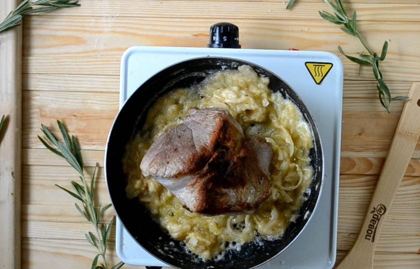 1. Этап. Молочная свинина с розмарином: После этого верните в сковороду мясо.