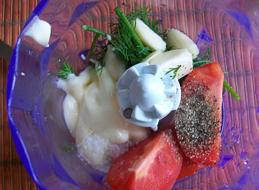 1. Этап. Соус для мяса из майонеза: Чеснок, помидор, майонез, специи, зелень кладем в блендер и перемешиваем до однородной массы.