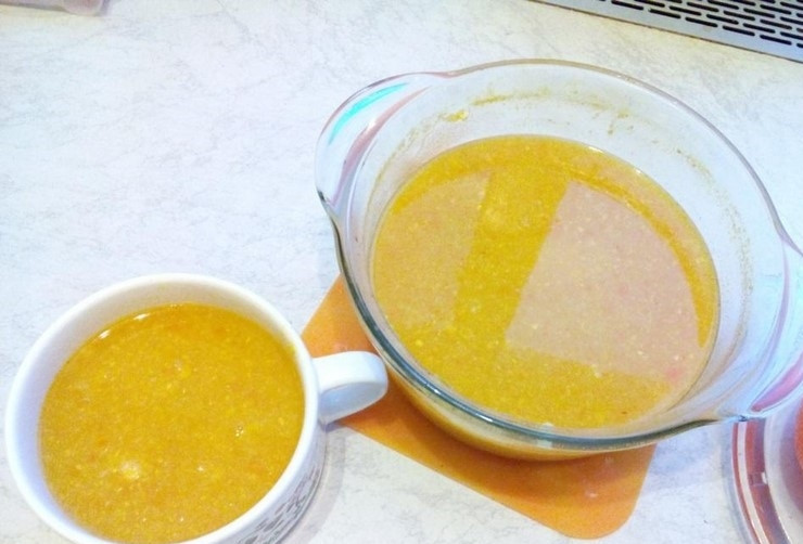 1. Этап. Суп-пюре кукурузный: 6. Снимаем кастрюлю с огня, с помощью блендера перебиваем все в однородную массу, и ставим все опять на огонь на 3-5 минуты. Суп готов, приятного аппетита!