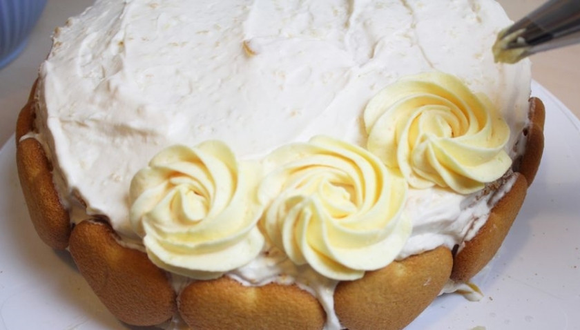 1. Этап. Kрем с желатином для торта: Крем можно накладывать в шприц и украшать торт. Затем поставивь ненадолго в холодильник, чтобы крем немного загустел.