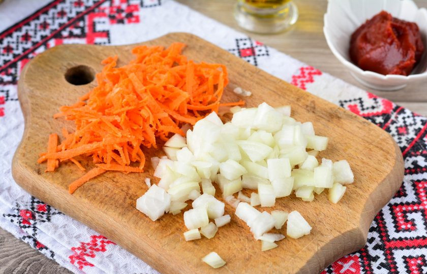 1. Этап. Ленивые голубцы с пекинской капустой: Нарежьте кубиками лук, а морковку натрите на терке.