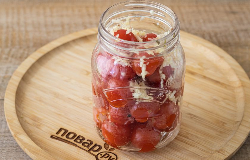 1. Этап. Помидоры с чесноком без уксуса на зиму: Слейте маринад обратно в кастрюлю. Доведите до кипения. В банку с помидорами добавьте оставшийся чеснок.