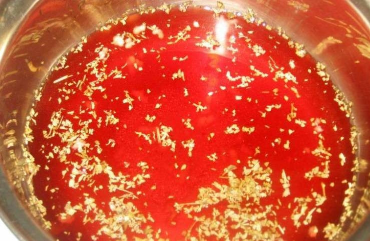 1. Этап. Гранатовый соус для шашлыка: Влейте сок в кастрюлю вместе с вином, добавьте два вида перцев, соль, чеснок, базилик и сахар.