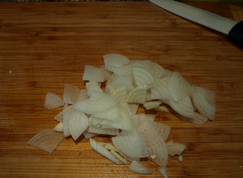 1. Этап. Венгерская уха: Пока варится рыбный бульон, займемся поджаркой. Чистим и нарезаем лук.