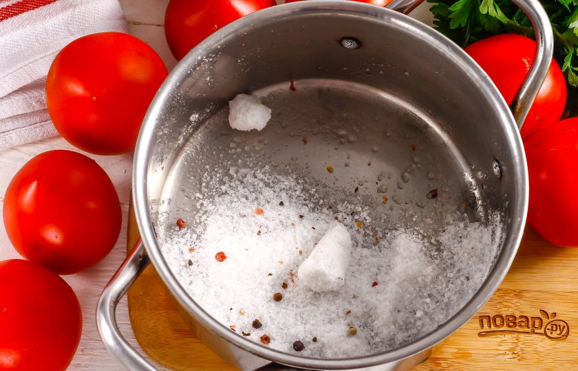 1. Этап. Маринованные помидоры Как в магазине: Всыпьте соль и горошины черного перца в кастрюлю.