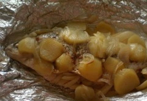 1. Этап. Плотва в духовке: Плотва в духовке выпекается около 20-25 минут. Затем достаньте её и разверните фольгу. Верните в духовку ещё на 5 минут, чтобы рыбка припеклась сверху. Готово.