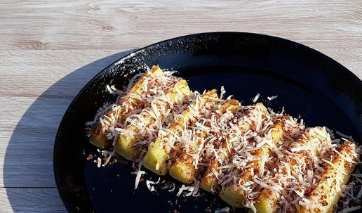 1. Этап. Запеченные кабачковые ломтики ПП от нутрициолога: Посыпать обжаренные кабачковые ломтики сыром и специями. Поставить сковороду (без ручки) с кабачками в духовой шкаф, разогретый до 180°C, на пять минут, чтобы сыр расплавился.