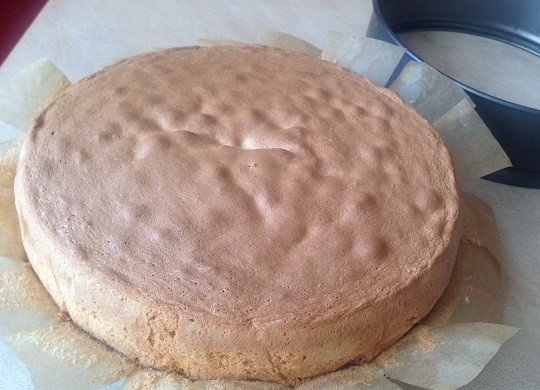 1. Этап. Бисквитный торт с вишней и творожным кремом: 6. И выпекаем в разогретой до 180 градусов духовке минут 30-35. Готовность проверяем деревянной зубочисткой. Бисквит должен вылежаться хотя бы часа 2.