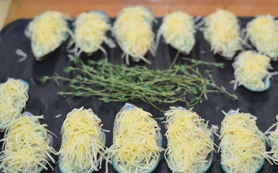 1. Этап. Мидии с сырно-чесночным соусом: 9. Выложите мидии в жаропрочную форму и отправьте в духовку. Для аромата можно положить рядом веточку тимьяна или любой другой зелени, которую вы любите.