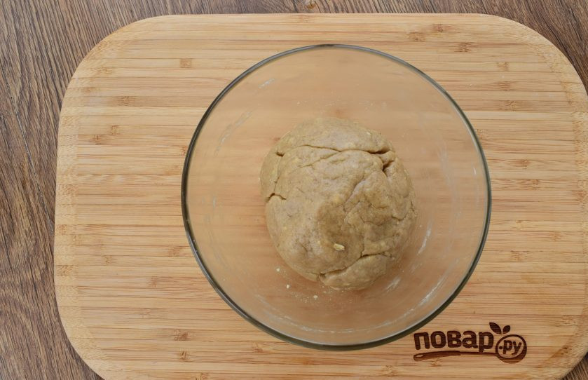 1. Этап. Ржаное пирожное постное: Влейте масляную смесь в мучную, перемешайте вилкой и замесите мягкое тесто. Соберите его в шар, оставьте при комнатной температуре.