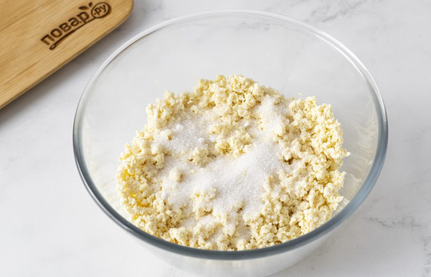 1. Этап. Сырники из тофу: Добавьте сахар, ванилин и лимонную кислоту. Тщательно перемешайте. Попробуйте массу на вкус, при необходимости сделайте слаще или кислее.