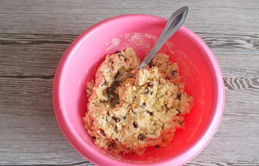 1. Этап. Мини-штоллены: Замесите густое, рыхлое тесто. Оно отлично перемешивается ложкой.