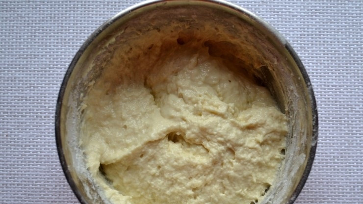 1. Этап. Пицца без дрожжей на кефире: 3. Просейте муку и порционно введите в миску к жидким составляющим, влейте подсолнечное масло и замесите тесто.