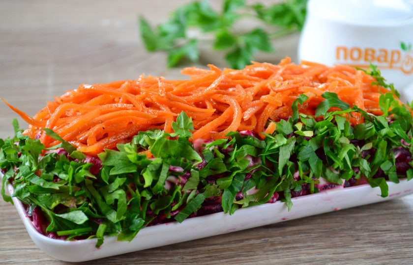 1. Этап. Салат Корель: 6. Последний слой - морковь по-корейски. Ее выложите только сверху. А по бокам присыпьте мелко нарезанной петрушкой. Салат готов. Отправьте его в холодильник на 30 минут. Приятного аппетита!