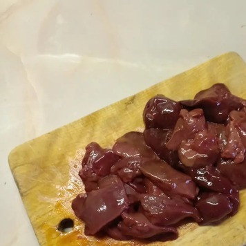 1. Этап. Куриная печень по-турецки: Куриную печень разрезать на крупные кусочки, удалить лишний жир и сосуды.