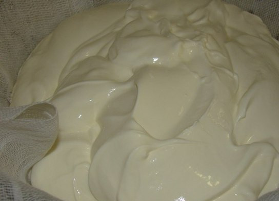 1. Этап. Маскарпоне в домашних условиях: Дуршлаг выстелите марлей в пять слоев и выложите в него сметану.