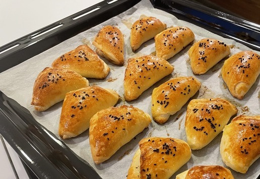 1. Этап. Мясные слоено-дрожжевые пирожки: Выпекать 20 минут при 180 градусах. Приятного аппетита.