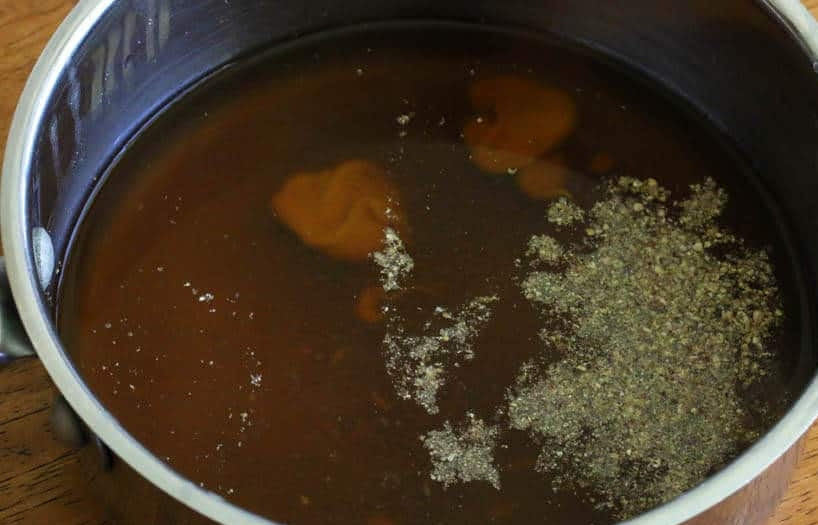 1. Этап. Салат из картофеля и лука: 4. В сотейник налейте бульон, добавьте уксус, горчицу, сахар, соль, перец, перемешайте.