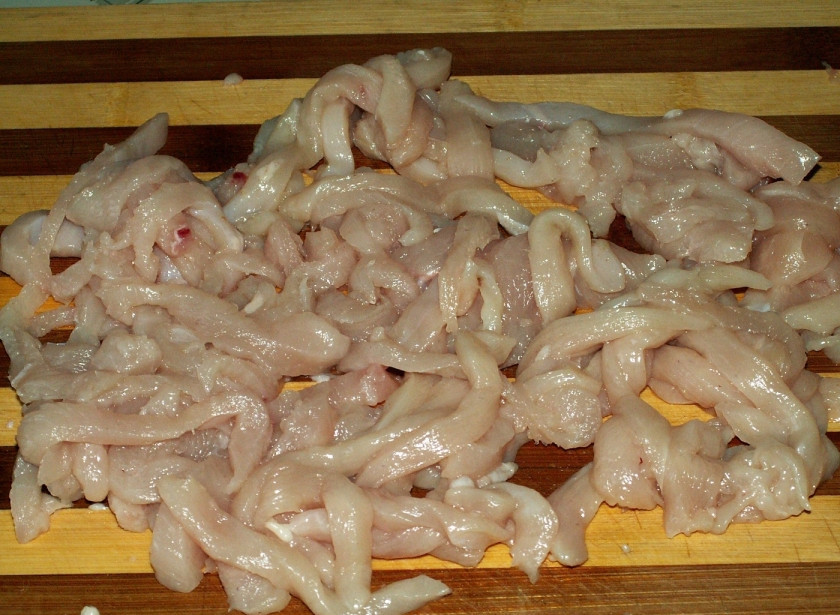 1. Этап. Рис с грибами и овощами: Предварительно можете порезать курицу небольшими ломтиками или полосками.