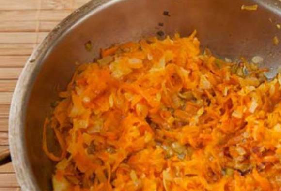 1. Этап. Мясо в лаваше в духовке: Теперь очищаем лук с морковкой. Лук измельчаем любым удобным для вас способом, морковку нужно натереть на тёрке (крупной). Обжариваем их на разогретой с растительным маслом сковородке (до мягкости морковки).