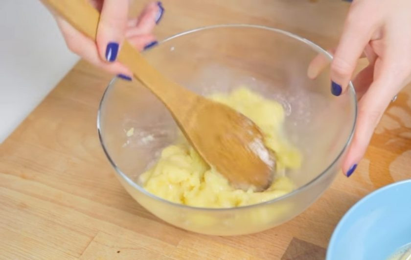 1. Этап. Простые эклеры: 3. Приготовьте тесто: молоко смешайте со сливочным маслом, солью, сахаром и доведите до кипения. На среднем огне добавьте муку и сформируйте шарик из теста, постоянно помешивая.