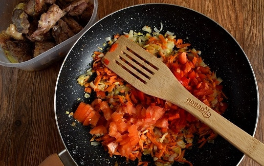 1. Этап. Курица с рисом и овощами по-каталонски: Добавьте измельченные помидор и болгарский перец, тушите 5 минут.