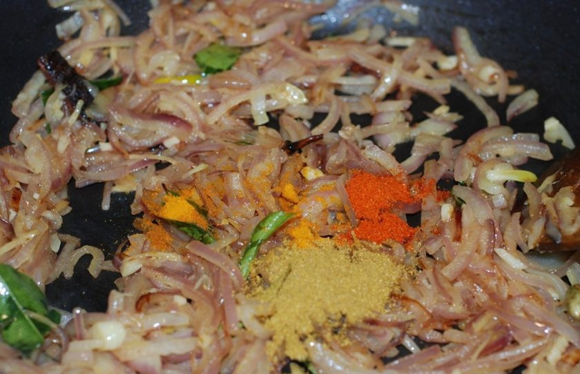 1. Этап. Морской окунь в сливочном соусе: 3. Освободите сковородку от рыбы. В нее же добавьте оставшееся специи: черный молотый перец, куркуму, чили. Добавьте нарезанный лук, чеснок. Тушите на медленном огне.