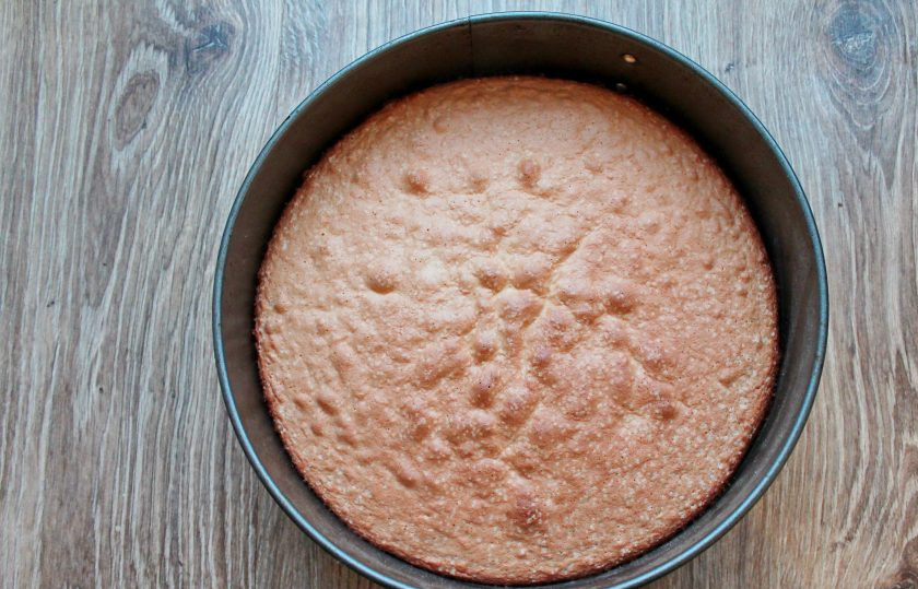 1. Этап. Торт Риго Янчи: Поставьте форму в горячую духовку и выпекайте при температуре 180 градусов в течение 25 минут, до готовности. Полностью остудите.